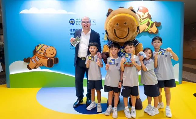Raymond Tam, Executive Director, Corporate Affairs of The Hong Kong Jockey Club, visits the Club’s exhibition at the Hong Kong Book Fair and interacts with primary school students.