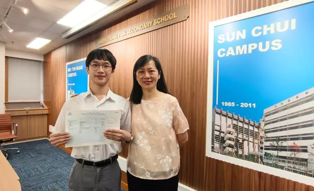 Eric Cheng (left) and the school principal (right), Photo by Bastille Post