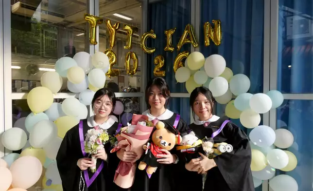 Lee Sum Yee (first from the right) together with her friends, Photo source: offered by the school