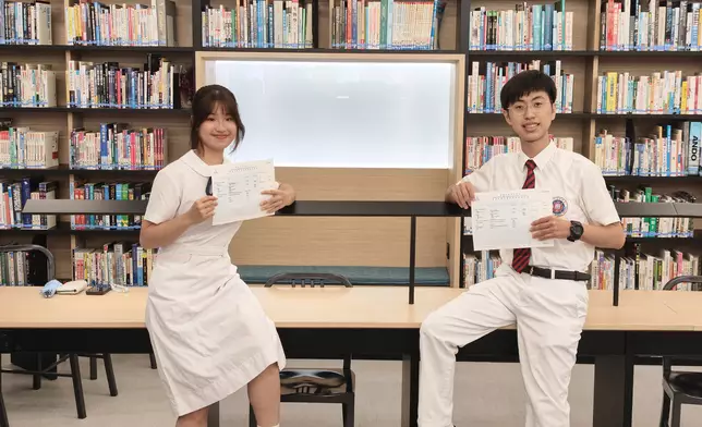 The two top scorers of Pui Ching Middle School: Hung Hoi Kiu (left) and Ho Cheuk Nok (right), Photo by Bastille Post