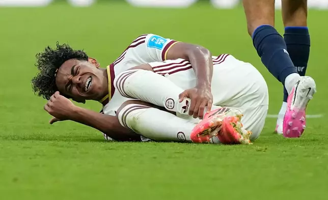 Lamine Yamal grimaces in pain during the World Cup Group H soccer match between Uruguay and Spain in Zapopan, near Guadalajara, Mexico, Friday, June 26, 2026. (AP Photo/Natacha Pisarenko )