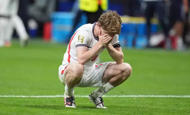 England's Anthony Gordon (18) is dejected at the end of the World Cup semifinal soccer match between England and Argentina in Atlanta, Wednesday, July 15, 2026. (AP Photo/Jeff Roberson)