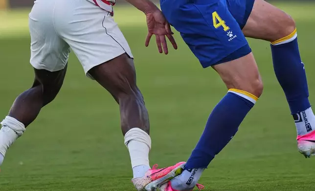 United States' Folarin Balogun (20) puts his foot down on Bosnia's Tarik Muharemovic (4) for which he received a red card during the World Cup round of 32 soccer match between the United States and Bosnia in Santa Clara, Calif., near San Francisco, Wednesday, July 1, 2026. (AP Photo/Martin Meissner)