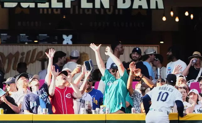 Seattle Mariners center fielder Victor Robles can't get to the solo home run from Cincinnati Reds' Eugenio Suárez during the fourth inning of a baseball game, Tuesday, July 21, 2026, in Seattle. (AP Photo/Lindsey Wasson)