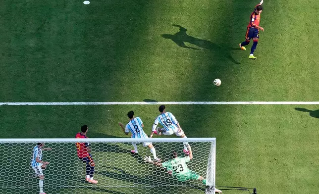 Spain's Ferran Torres (7) scores their first goal during the World Cup final soccer match between Spain and Argentina in East Rutherford, N.J., near New York, Sunday, July 19, 2026. (AP Photo/Matt Slocum)