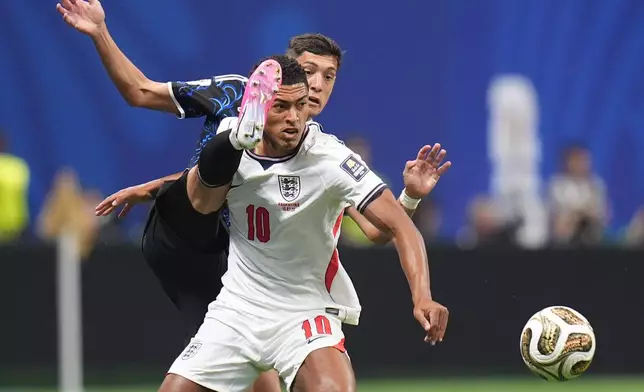 England's Jude Bellingham (10) challenges for the ball with Argentina's Nahuel Molina (26) during the World Cup semifinal soccer match between England and Argentina in Atlanta, Wednesday, July 15, 2026. (AP Photo/Jeff Roberson)