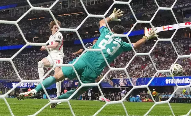 England's Anthony Gordon (18) scores their opening goal during the World Cup semifinal soccer match between England and Argentina in Atlanta, Wednesday, July 15, 2026. (AP Photo/Jeff Roberson)
