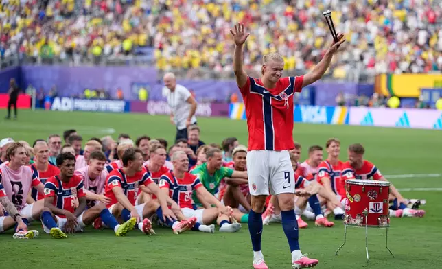 Norway's Erling Haaland (9) leads the team as they participate in a viking boat row after the World Cup round of 16 soccer match between Brazil and Norway in East Rutherford, N.J., near New York, Sunday, July 5, 2026. (AP Photo/Frank Franklin II)