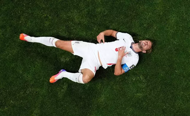 England's Harry Kane reacts after a collision during the World Cup semifinal soccer match between England and Argentina in Atlanta, Wednesday, July 15, 2026. (AP Photo/George Walker IV)