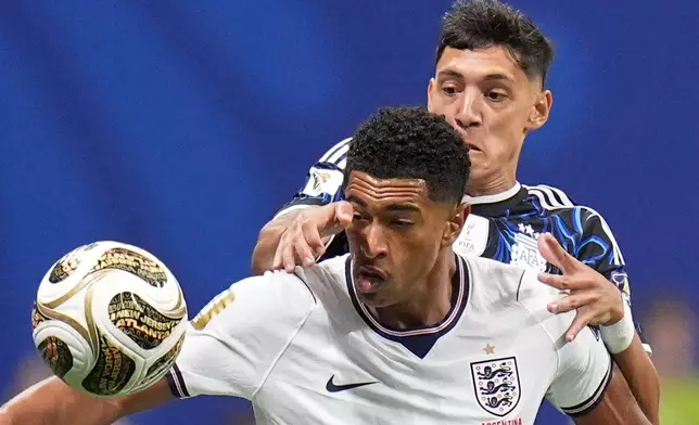 England's Jude Bellingham (10) challenges for the ball with Argentina's Nahuel Molina (26) during the World Cup semifinal soccer match between England and Argentina in Atlanta, Wednesday, July 15, 2026. (AP Photo/Jeff Roberson)