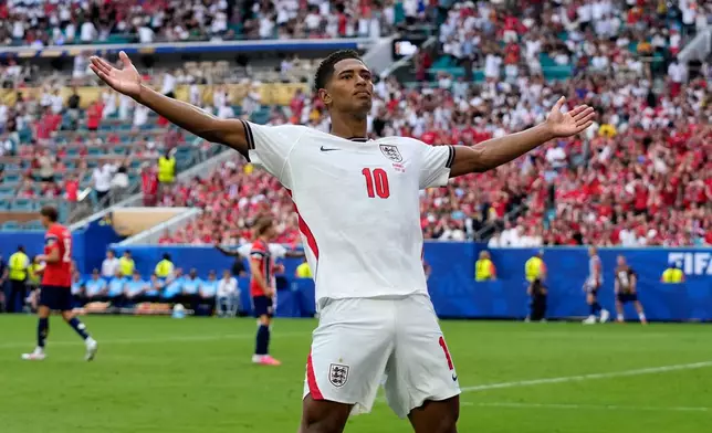 England's Jude Bellingham (10) celebrates after scoring his side's second goal during the World Cup quarterfinal soccer match between Norway and England in Miami Gardens, Fla., Saturday, July 11, 2026. (AP Photo/Lynne Sladky)