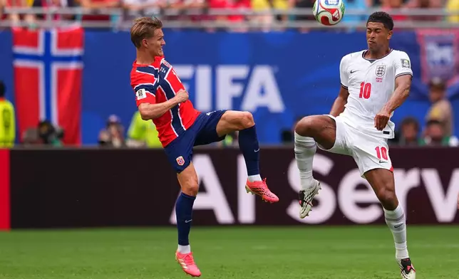 Norway's Martin Oedegaard, left, and England's Jude Bellingham vie for the ball during a World Cup quarterfinal soccer match in Miami Gardens, Fla., Saturday, July 11, 2026. (AP Photo/Julio Cortez)