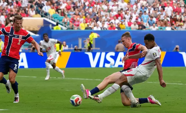 England's Jude Bellingham, right, scores his side's first goal during the World Cup quarterfinal soccer match between Norway and England in Miami Gardens, Fla., Saturday, July 11, 2026. (AP Photo/Rebecca Blackwell)