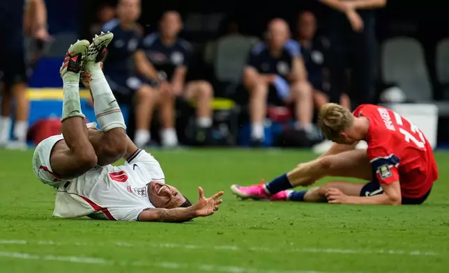 England's Jude Bellingham (10) grimaces in pain after clashing with Norway's Torbjoern Heggem (17) during the World Cup quarterfinal soccer match between Norway and England in Miami Gardens, Fla., Saturday, July 11, 2026. (AP Photo/George Walker IV)