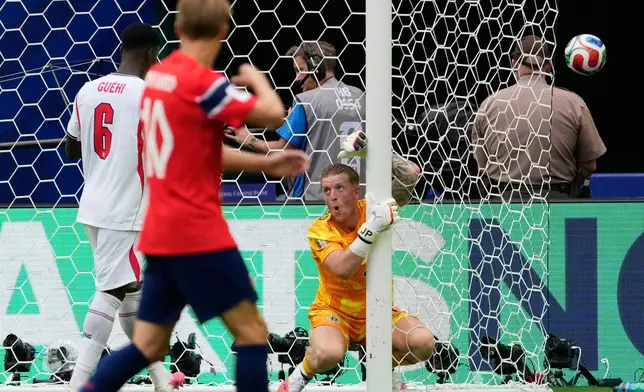 England goalkeeper Jordan Pickford (1) reacts after making a save during the World Cup quarterfinal soccer match between Norway and England in Miami Gardens, Fla., Saturday, July 11, 2026. (AP Photo/Chris Carlson)