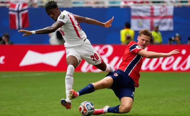 England's Noni Madueke (20) and Norway's David Moeller Wolfe vie for the ball during the World Cup quarterfinal soccer match between Norway and England in Miami Gardens, Fla., Saturday, July 11, 2026. (AP Photo/Chris Carlson)