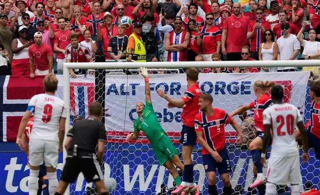 Norway goalkeeper Oerjan Nyland (1) dives for the ball during the World Cup quarterfinal soccer match between Norway and England in Miami Gardens, Fla., Saturday, July 11, 2026. (AP Photo/Chris Carlson)
