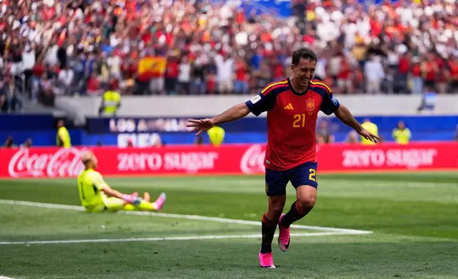 Spain's Mikel Oyarzabal (21) celebrates scoring his side's third goal against Austria during the World Cup round of 32 soccer match in Inglewood, Calif., near Los Angeles, Thursday, July 2, 2026. (AP Photo/Mark J. Terrill)