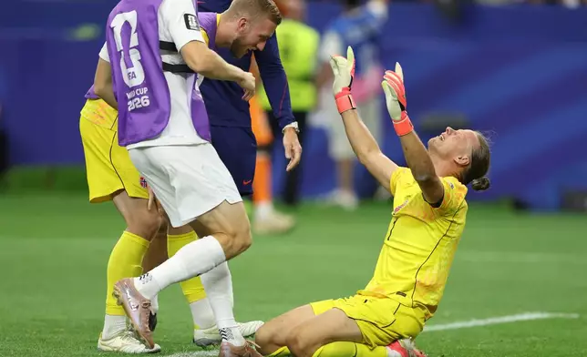 Norway goalkeeper Oerjan Nyland (1) right, reacts after the end of the FIFA World Cup Round of 32 soccer match between Ivory Coast and Norway in Arlington, Texas, near Dallas, Tuesday, June 30, 2026.(AP Photo/Gareth Patterson)
