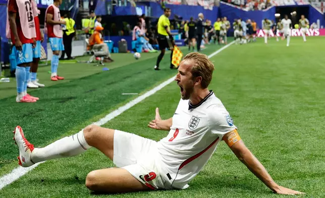 England's Harry Kane (9) celebrates scoring his side's second goal against Congo during the World Cup round of 32 soccer match in Atlanta, Wednesday, July 1, 2026. (AP Photo/Erik S. Lesser)