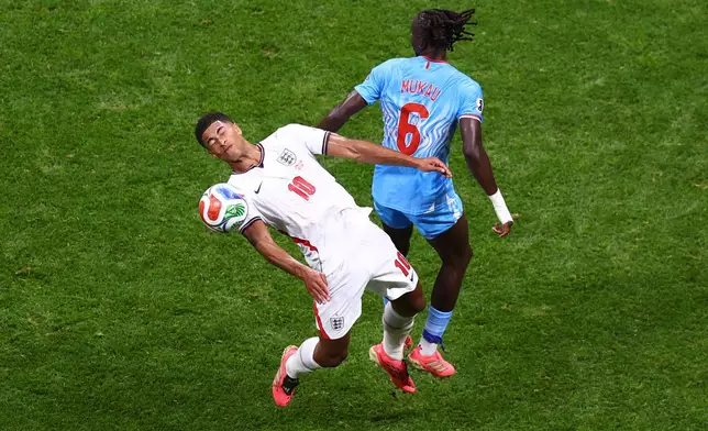 England's Jude Bellingham (10) and Congo's Ngalayel Mukau (6) fight for the ball during the World Cup round of 32 soccer match between England and Congo in Atlanta, Wednesday, July 1, 2026. (AP Photo/Colin Hubbard)