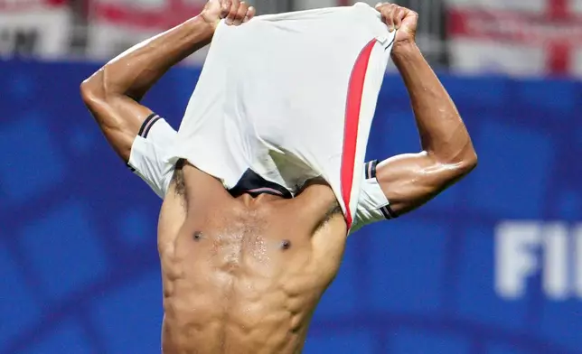 England's Jude Bellingham (10) reacts after failed to score during the World Cup round of 32 soccer match between England and Congo in Atlanta, Wednesday, July 1, 2026. (AP Photo/Jacob Kupferman)
