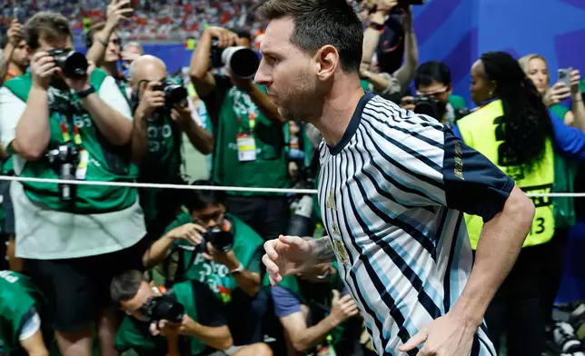 Argentina's Lionel Messi (10) arrives for the warm-up before the World Cup round of 16 soccer match between Argentina and Egypt in Atlanta, Tuesday, July 7, 2026. (AP Photo/Erik S. Lesser)