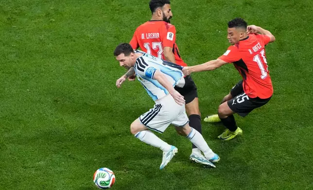 Egypt's Karim Hafez (15) pulls Argentina's Lionel Messi (10) during the World Cup round of 16 soccer match between Argentina and Egypt in Atlanta, Tuesday, July 7, 2026. (AP Photo/Chris Carlson)