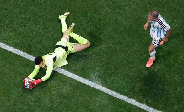 Egypt goalkeeper Mostafa Shoubir makes a save during the World Cup round of 16 soccer match between Argentina and Egypt in Atlanta, Tuesday, July 7, 2026. (AP Photo/Butch Dill)