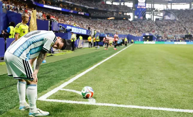 Argentina's Lionel Messi (10) prepares to kick a corner during the World Cup round of 16 soccer match between Argentina and Egypt in Atlanta, Tuesday, July 7, 2026. (AP Photo/Erik S. Lesser)