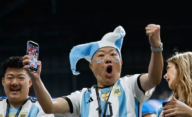 Argentinas fans cheer ahead of the World Cup round of 16 soccer match between Argentina and Egypt in Atlanta, Tuesday, July 7, 2026. (AP Photo/Erik S. Lesser)