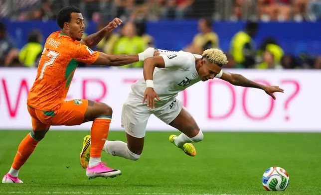 Ivory Coast's Guela Doue (17), left, challenges Norway's Antonio Nusa (20) during the World Cup round of 32 soccer match between Ivory Coast and Norway in Arlington, Texas, near Dallas, Tuesday, June 30, 2026. (AP Photo/Julio Cortez)
