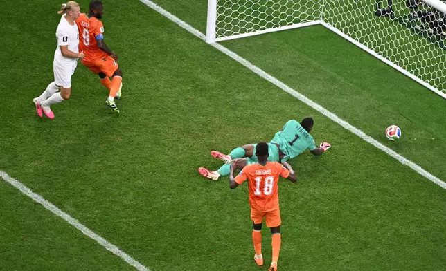 Norway's Erling Haaland (9), left, scores during the World Cup round of 32 soccer match between Ivory Coast and Norway in Arlington, Texas, near Dallas, Tuesday, June 30, 2026. (AP Photo/Jessica Tobias)
