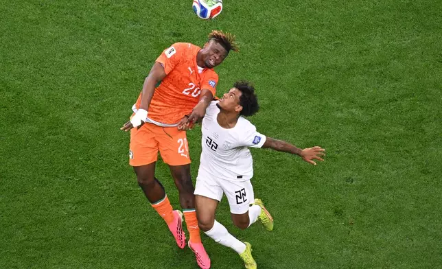 Ivory Coast's Emmanuel Agbadou (20) and Norway's Oscar Bobb (22) jump for the ball during the World Cup round of 32 soccer match between Ivory Coast and Norway in Arlington, Texas, near Dallas, Tuesday, June 30, 2026. (AP Photo/Jessica Tobias)
