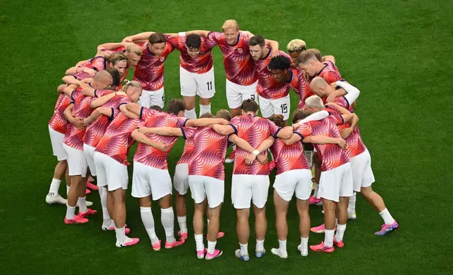 Norwegian players huddle during a warm up before the World Cup round of 32 soccer match between Ivory Coast and Norway in Arlington, Texas, near Dallas, Tuesday, June 30, 2026. (AP Photo/Jessica Tobias)