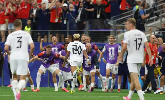 Norway's Antonio Nusa (20) center, celebrate with teammates after scoring the opening goal during the FIFA World Cup Round of 32 soccer match between Ivory Coast and Norway in Arlington, Texas, near Dallas, Tuesday, June 30, 2026.(AP Photo/Gareth Patterson)