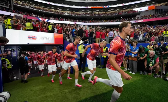 Norway players enter the pitch before the World Cup round of 32 soccer match between Ivory Coast and Norway in Arlington, Texas, near Dallas, Tuesday, June 30, 2026.(AP Photo/Tony Gutierrez)