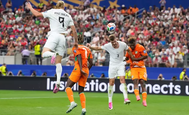 Norway's Alexander Soerloth (7) heads the ball during the World Cup round of 32 soccer match between Ivory Coast and Norway in Arlington, Texas, near Dallas, Tuesday, June 30, 2026.(AP Photo/Tony Gutierrez)