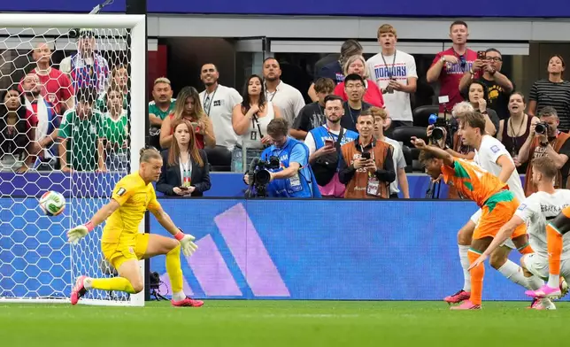 Ivory Coast's Amad Diallo (15), right, scores his side's first goal during the World Cup round of 32 soccer match between Ivory Coast and Norway in Arlington, Texas, near Dallas, Tuesday, June 30, 2026.(AP Photo/Tony Gutierrez)