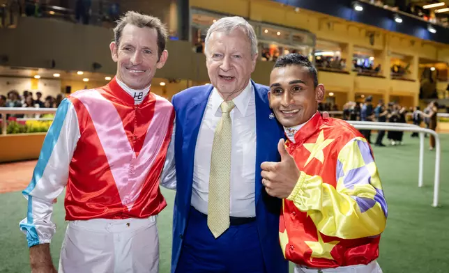 The Hong Kong Jockey Club’s Chief Executive Officer, Winfried Engelbrecht-Bresges, joins jockeys in celebrating the 2025/26 Season Finale at Happy Valley. Photo source: HKJC