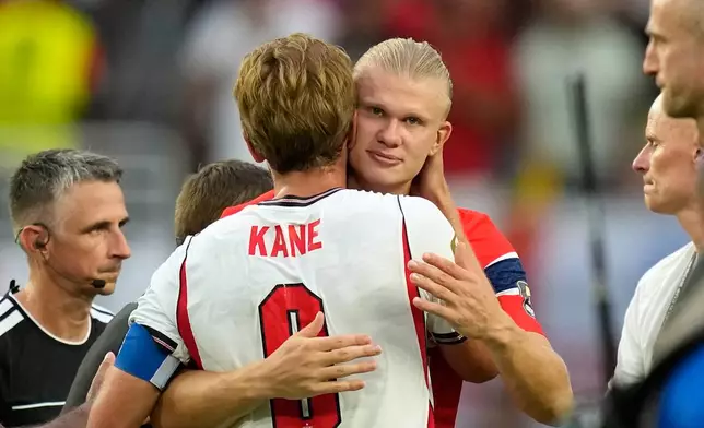 Norway's Erling Haaland and England's Harry Kane embrace at the end of the World Cup quarterfinal soccer match between Norway and England in Miami Gardens, Fla., Saturday, July 11, 2026. (AP Photo/Rebecca Blackwell)