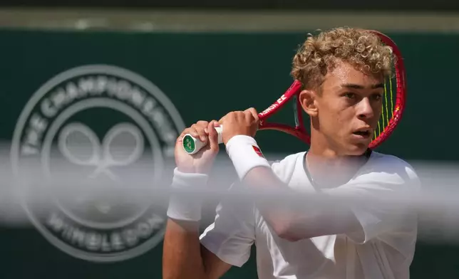 Jordan Lee of the United States plays a return to Cruz Hewitt of Australia during the boys singles final at Wimbledon Tennis Championships in London, Sunday, July 12, 2026. (AP Photo/Dave Shopland )