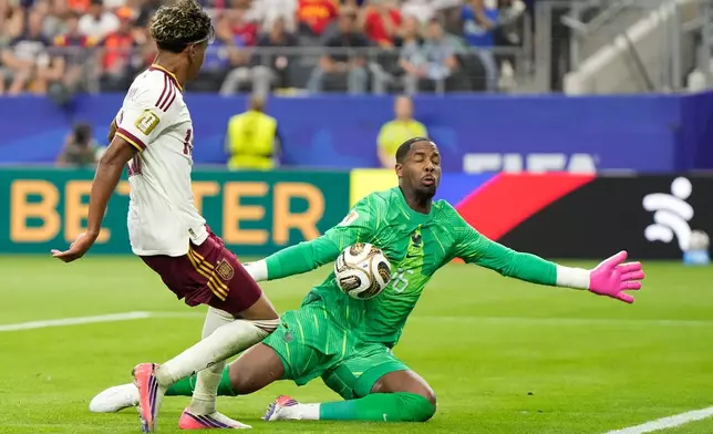 France goalkeeper Mike Maignan saves a shot from Spain's Lamine Yamal during the World Cup semifinal soccer match between France and Spain in Arlington, Texas, near Dallas, Tuesday, July 14, 2026. (AP Photo/Ashley Landis)