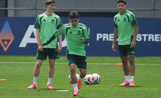 Mexico's Gilberto Mora, front, warms up during a training session ahead of the World Cup round of 16 soccer match against England in Mexico City, Saturday, July 4, 2026. (AP Photo/Eduardo Verdugo)
