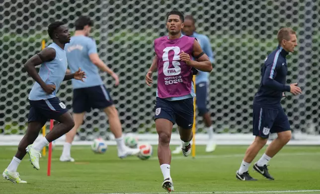 England's Jude Bellingham works out during a training session ahead of the World Cup round of 16 soccer match against Mexico, in Mexico City, Saturday, July 4, 2026. (AP Photo/Eduardo Verdugo)