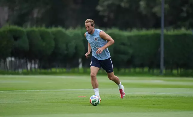 England's Harry Kane jogs during a training session ahead of the World Cup round of 16 soccer match against Mexico, in Mexico City, Saturday, July 4, 2026. (AP Photo/Eduardo Verdugo)