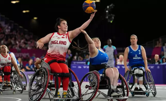 England's Jade Atkin, left, fights for the ball during the women's 3x3 wheelchair basketball gold medal game against Scotland at the Commonwealth Games in Glasgow, Scotland, Wednesday, July 29, 2026. (AP Photo/Eranga Jayawardena)