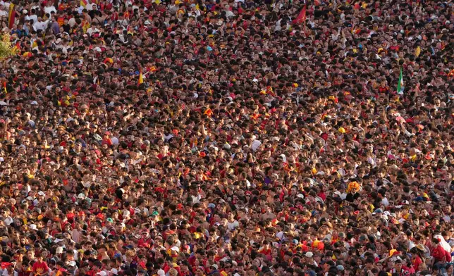 Fans crowd together as they wait for the arrival of players from Spain's national soccer team in Madrid on Monday, July 20, 2026, after Spain defeated Argentina in the World Cup final in East Rutherford, N.J., near New York. (AP Photo/Bernat Armangue)