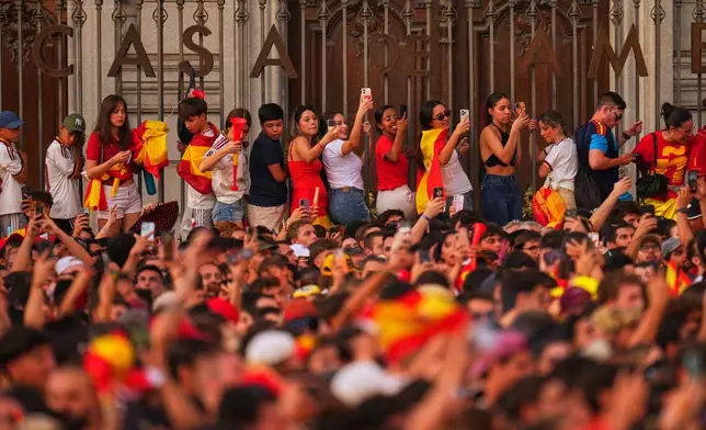 Fans crowd together as they wait for the arrival of players from Spain's national soccer team during celebrations in Madrid on Monday, July 20, 2026, after Spain defeated Argentina in the World Cup final in East Rutherford, N.J., near New York. (AP Photo/Manu Fernandez)