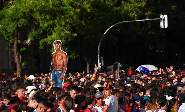 Fans wait for the arrival of players from Spain's national soccer team during celebrations in Madrid on Monday, July 20, 2026, after Spain defeated Argentina in the World Cup final in East Rutherford, N.J., near New York. (AP Photo/Manu Fernandez)